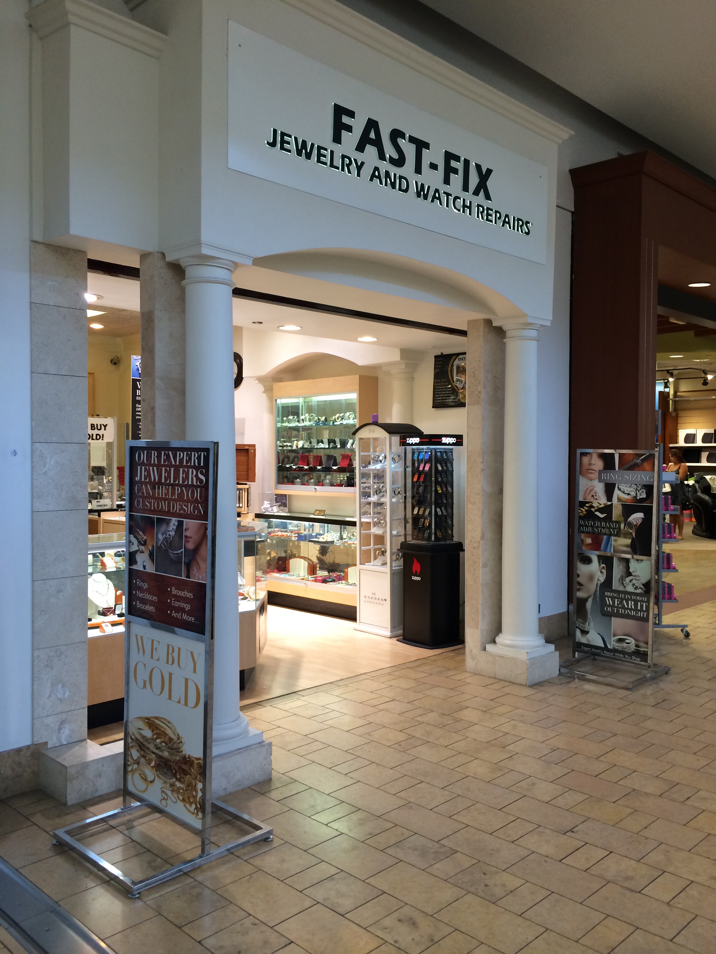 The shops at Palm Desert Store Front